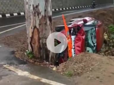 धनौरा: गजरौला हाईवे पर तेज रफ्तार में पलटी गाड़ी, दो लोग घायल, दोनों को किया गया रेफर