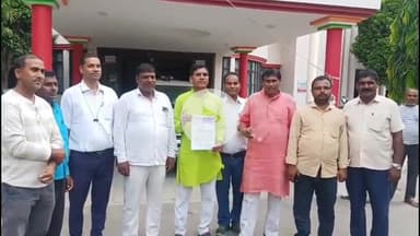 महाराजगंज: कलेक्ट्रेट परिसर में तैलिक साहू राठौर महासभा ने DM के माध्यम से लोकसभा अनुशासन समिति अध्यक्ष को सौंपा ज्ञापन