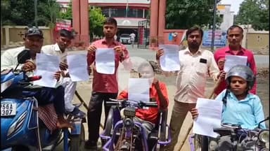 महाराजगंज: दिव्यांग ने सोलर पावर पैक की मांग को लेकर कलेक्ट्रेट परिसर में डीएम को सौंपा ज्ञापन