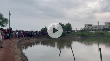 দাসপুর ২: গোপীগঞ্জ চন্দ্রেশ্বর খালে মাছ ধরতে নেমে তলিয়ে যায় এক ব্যক্তি, নামানো হলো ডুবুরি জোর কদমে চলছে তল্লাশি