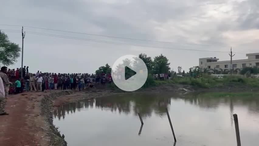 দাসপুর ২: গোপীগঞ্জ চন্দ্রেশ্বর খালে মাছ ধরতে নেমে তলিয়ে যায় এক ব্যক্তি, নামানো হলো ডুবুরি জোর কদমে চলছে তল্লাশি