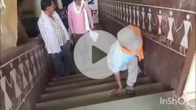 हिंगणघाट: प्रहारचे गजू कुबडे यांचे मार्गदर्शनात दिव्यांगानी २५ पायऱ्या चढून न.प. मुख्याधिकाऱ्यांना दिले विविध मागण्याचे निवेदन