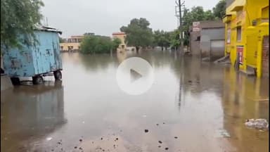 तारानगर: तारानगर में लगातार बारिश से सड़कों पर आया पानी, बस स्टैंड की कई दुकानों में घुसा, दुकानदारों को हुआ लाखों का नुकसान