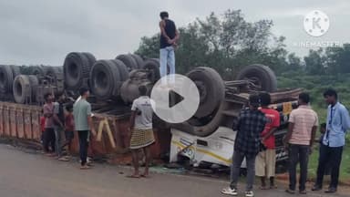 खूंटी: जुरदाग तालाब के पास 22 चक्का ट्रेलर पलटा, चालक घायल