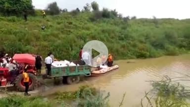 बाह: बाढ़ से घिरे तहसील क्षेत्र के कई गांवों में बांटी गईं राहत किट, स्वास्थ्य विभाग की टीम भी मौके पर पहुंची