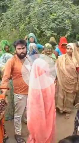 रौन: रौन के मेहदा गांव में लाइनमैन कुँअर सिंह पर महिला से अभद्रता का आरोप, ग्रामीणों ने लगाया, लाइनमैन ने FIR दर्ज़ कराई