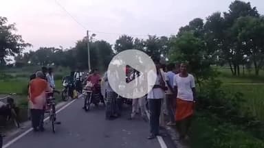 कसिया: करजहा में लग्जरी कार ने मोपेड में मारी टक्कर, दो लोग घायल, एक की हालत गंभीर, मौके पर पहुँची पुलिस