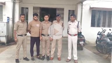 मऊगंज: मऊगंज पुलिस ने बाईपास पर घेराबंदी कर 20 पेटी (180 लीटर) देशी शराब के साथ तस्कर को किया गिरफ्तार