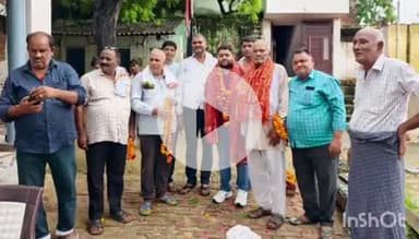 एत्मादपुर: उजरई कला में बनवाई जा रही 6 नई सीसी सड़कों का ब्लॉक प्रमुख ने किया शिलान्यास