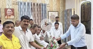 गोरखपुर: राज्य कर्मचारी संयुक्त परिषद के प्रतिनिधिमंडल ने नवागत जिलाधिकारी का स्वागत कर सौंपा ज्ञापन