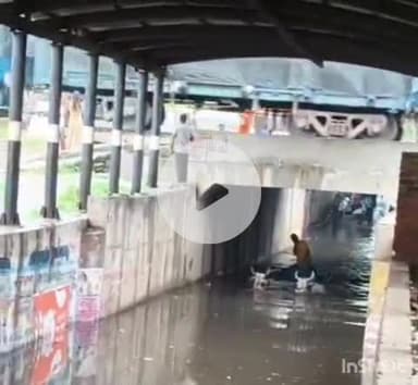 एत्मादपुर: प्रकाश नगर में रेलवे अंडरपास में जलभराव में तैरती दिखाई दी कार, बैलगाड़ी डूबी, वीडियो हुआ वायरल