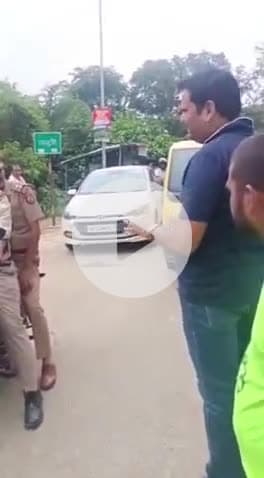 लंभुआ: सुल्तानपुर जिले के लंभुआ में नशे में धुत दरोगा वर्दी में लड़खड़ाते हुए रेलवे ट्रैक पार करते दिखे, लोगों से की अभद्रता