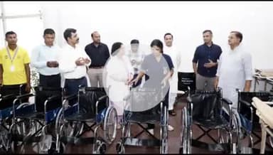 ऋषिकेश: नंदिनी फाउंडेशन ने मरीजों की सुविधा के लिए एम्स ऋषिकेश को 20 व्हील चेयर और स्ट्रेचर किए भेंट