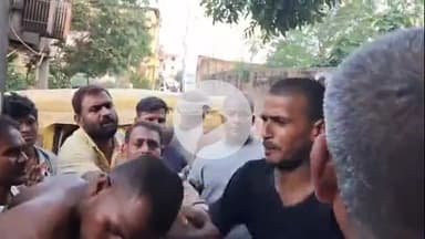 बेगूसराय: बेगूसराय के हेमरा चौक पर चोरी के आरोप में युवक को पकड़कर लोगों ने की जमकर पिटाई