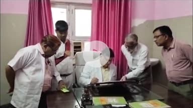 भदोही: सीएचसी भदोही का सीएमओ ने किया औचक निरीक्षण, 15 स्वास्थ्य कर्मियों के अनुपस्थित मिलने पर रोका वेतन