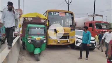 कोल: स्कूली बस के ब्रेक फेल होने से रामघाट रोड पर ग्रेट वैल्यू मॉल के सामने टाटा नेक्सन और लोडर टेम्पो में टक्कर