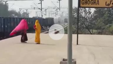 कहलगांव: घोघा रेलवे स्टेशन पर पटरी पार करते हुए बाल-बाल बची छात्राएं, वीडियो वायरल