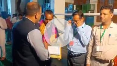 चिन्यालीसौड़: भारी बारिश के बीच मतगणना की अद्यतन स्थिति का जायजा लेने चिन्यालीसौड़ और डुंडा विकासखंड पहुंचे डीएम