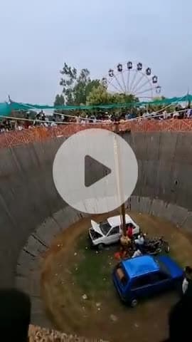 #महाराजगंज: ज़िले के एक मेले में मौत का कुएं में चल रही बाइक से बाइक सवार नीचे गिर गया, जिसके बाद बाइक घंटो चलती रही!