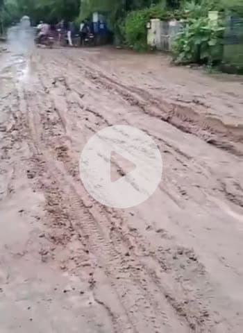 टीकमगढ़: सुभाष पुरम कॉलोनी में खस्ताहाल सड़क बनी दलदल, बाइक चालक फंसे, पार्षद ने जेसीबी से हटवाई कीचड़