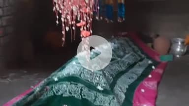 साहेबपुर कमाल: संदलपुर वार्ड संख्या 4 में एक छत के नीचे एक तरफ मजा तो दूसरे तरफ देवी देवताओं की पूजा अर्चना का अद्भुत नजारा