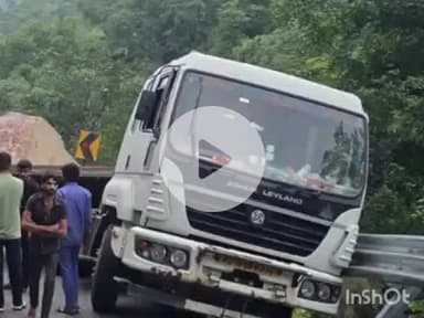 देसूरी: देसूरी नाल घाट पर पत्थरों से भरा ट्रोला असंतुलित होकर पीछे की ओर चलने लगा, ड्राइवर ने चट्टानों से टकराकर रोका