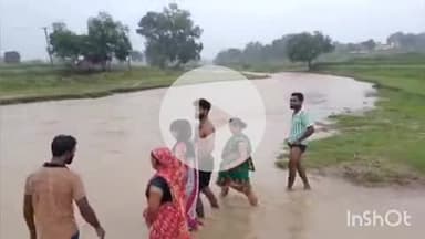 चकाई: चकाई में प्रसव के लिए पैदल नदी पार कर  गर्भवती पहुंची अस्पताल, पुल नहीं होने से रोज होती है परेशानी