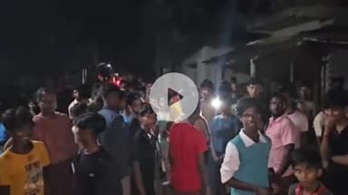 রঘুনাথগঞ্জ ২: বিএসএফের লাঠিচার্জের পর থমথমে রঘুনাথগঞ্জের মিঠিপুর পঞ্চায়েতের ষষ্ঠিতলা ও হালদারপাড়া এলাকায় কড়া পুলিশি টহলদার