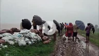 शाहबाद: खटका डैम की पाल में हुआ बड़ा गढ्ढा, ग्रामीणों ने कट्टे डालकर भरा गढ्ढा