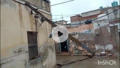 चूरू: चूरू के वार्ड नंबर 26 में गिरा बिजली का पोल, बारिश के मौसम में आमजन को खतरा