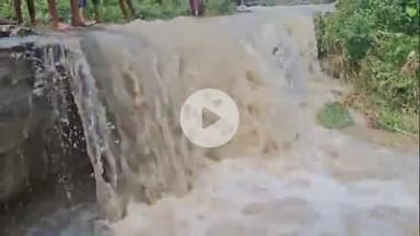 मधेपुरा: सकरपुरा में पानी का दबाव बढ़ने से नहर का हिस्सा टूटा, घरों में घुसा पानी; मरम्मत कार्य शुरू