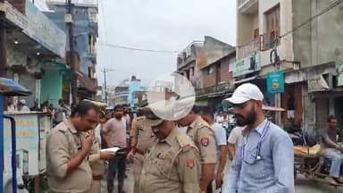 रामपुर: मोहल्ला मैगजीन में ई-रिक्शा चालक ने दूसरे ई-रिक्शा चालक की पेचकस से गोदकर की हत्या, मौके पर पहुंची पुलिस