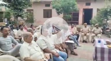 मारवाड़ जंक्शन: मारवाड़ जंक्शन थाना परिसर पर आगामी त्योहारों के मद्देनज़र पुलिस अधिकारी ने ली सीएलजी बैठक