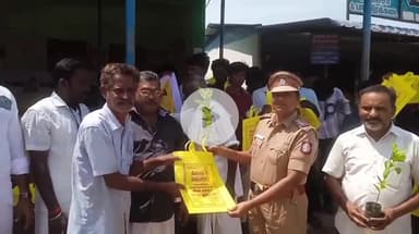 ஆவுடையார் கோவில்: மீமிசல் பேருந்து நிலையத்தில் பிளாஸ்டிக் பயன்பாட்டை குறைக்கும் வகையில் பொதுமக்களுக்கு மஞ்சள் பை வழங்கி விழிப்புணர்வு