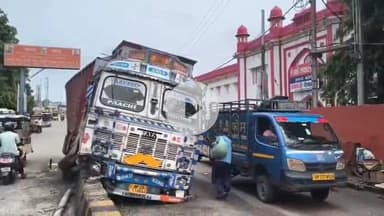 बरेली: कोतवाली थाना के सामने बने डिवाइडर पर महादेव सेतु से उतरते समय चढ़ा ट्रक, बड़ा हादसा टला
