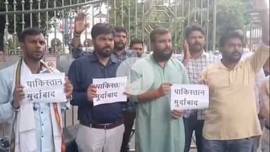 बरेली: हिंदुस्तान और पाकिस्तान के बीच होने वाले क्रिकेट मैच का युवाओं ने किया विरोध, डीएम कार्यालय पहुंचकर दिया ज्ञापन