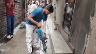 ਜਲੰਧਰ 1: ਜਲੰਧਰ ਦੇ ਪੱਕਾ ਬਾਗ ਵਿਖੇ ਨਸ਼ਾ ਤਸਕਰ ਦੇ ਘਰ ਤੇ ਚਲਿਆ ਪੀਲਾ ਪੰਜਾ ਮੋਹਲਾ ਨਿਵਾਸੀਆਂ ਨੇ ਕਿਹਾ ਕਾਰਵਾਈ ਗਲਤ