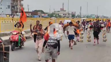 धनौरा: बृजघाट गंगा धाम से कावड़ व जल लेकर अपनी मंजिल की ओर बढ़ते शिव भक्त, गजरौला हाईवे पर लगे बम बम भोले के जयकारे