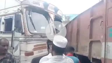 దామరచర్ల: మండల కేంద్రంలోని గణేష్ పహాడ్ టర్నింగ్‌ వద్ద ఢీకొన్న రెండు లారీలు