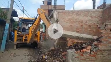 दरभंगा: छपकी परड़ी में रोड एवं नाले की समस्याओं को लेकर हटाया गया अतिक्रमण, मौके पर भारी पुलिस बल मौजूद