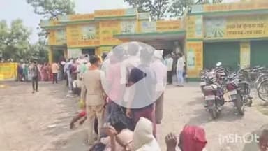बलरामपुर: मंडी समिति भगवतीगंज में यूरिया खाद के लिए महिला-पुरुष की लगी लंबी लाइन, पुलिस की सुरक्षा व्यवस्था के बीच बंट रहा खाद