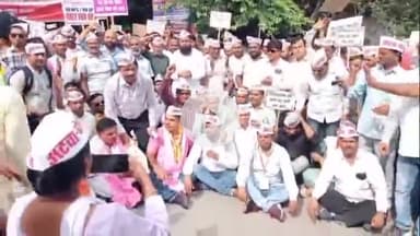 बरेली: पुरानी पेंशन बहाली को लेकर अटेवा पेंशन बचाओ मंच ने अन्य संगठनों के साथ प्रदर्शन कर डीएम कार्यालय पर दिया ज्ञापन