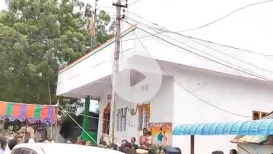 ఆత్మకూరు ఎం: తిమ్మాపూర్ గ్రామంలో ఇందిరమ్మ ఇండ్ల గృహప్రవేశంలో పాల్గొని లబ్ధిదారులకు యాట పోతూ, బట్టలను అందజేసిన బీర్ల ఐలయ్య