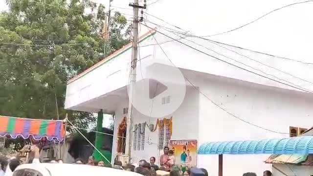 ఆత్మకూరు ఎం: తిమ్మాపూర్ గ్రామంలో ఇందిరమ్మ ఇండ్ల గృహప్రవేశంలో పాల్గొని లబ్ధిదారులకు యాట పోతూ, బట్టలను అందజేసిన బీర్ల ఐలయ్య