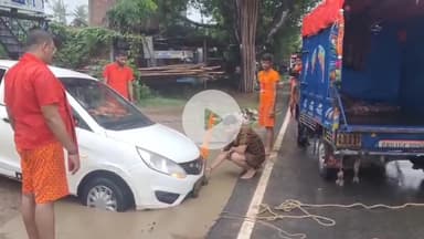 तारापुर: तारापुर नगर पंचायत के फजेलीगंज के समीप मुजफ्फरपुर के कांवरियों की एक गाड़ी अधूरे बने नाले में फंसी।#दुर्घटना