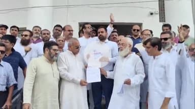 रामपुर: शुक्रवार को रामपुर नगर पालिका में उ0प्र0 उद्योग व्यापार मंडल ने हाउस और वाटर टैक्स वृद्धि के विरोध में किया प्रदर्शन