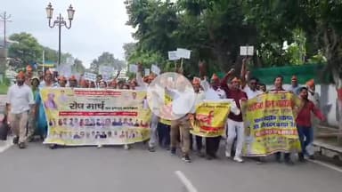 रामपुर: कलेक्ट्रेट में पुरानी पेंशन बहाली की मांग को लेकर 67 संगठनों के पदाधिकारियों ने कर्मचारियों संग UP के CM को ज्ञापन भेजा