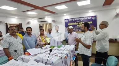 दरभंगा: विशेष गहन पुनरीक्षण में प्रारूप निर्वाचक/मतदाता सूची के प्रकाशन पर राजनीतिक दलों के साथ बैठक