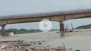 गोरखपुर: छात्र संघ चुनाव बहाली हेतु राप्ती नदी में विश्वविद्यालय के छात्र नेता मनीष ओझा के नेतृत्व में नेताओं ने ली जल समाधि