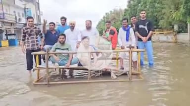 हनुमानगढ़: जिला मुख्यालय पर शहर के नागरिकों ने जिला कलक्ट्रेट के बाहर बरसाती पानी के बीच बेरिकेड्स रखकर दिया सांकेतिक धरना